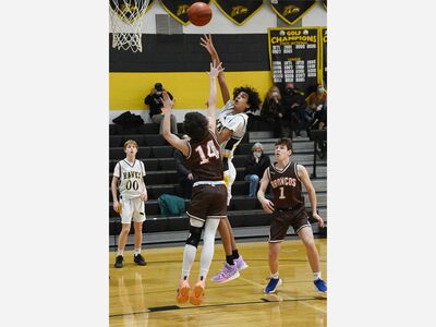 River Dell freshman boys basketball team hangs tough against Pascack Hills to extend winning streak to five games