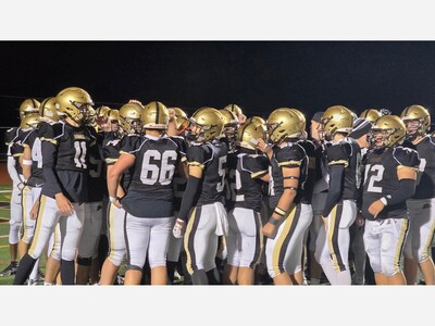 River Dell Golden Hawks Varsity Football Team Wraps Up 2025 Season with Convincing Victory over Newark Central